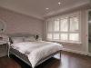 主卧室采用百叶窗阻挡光线，创造私密空间。