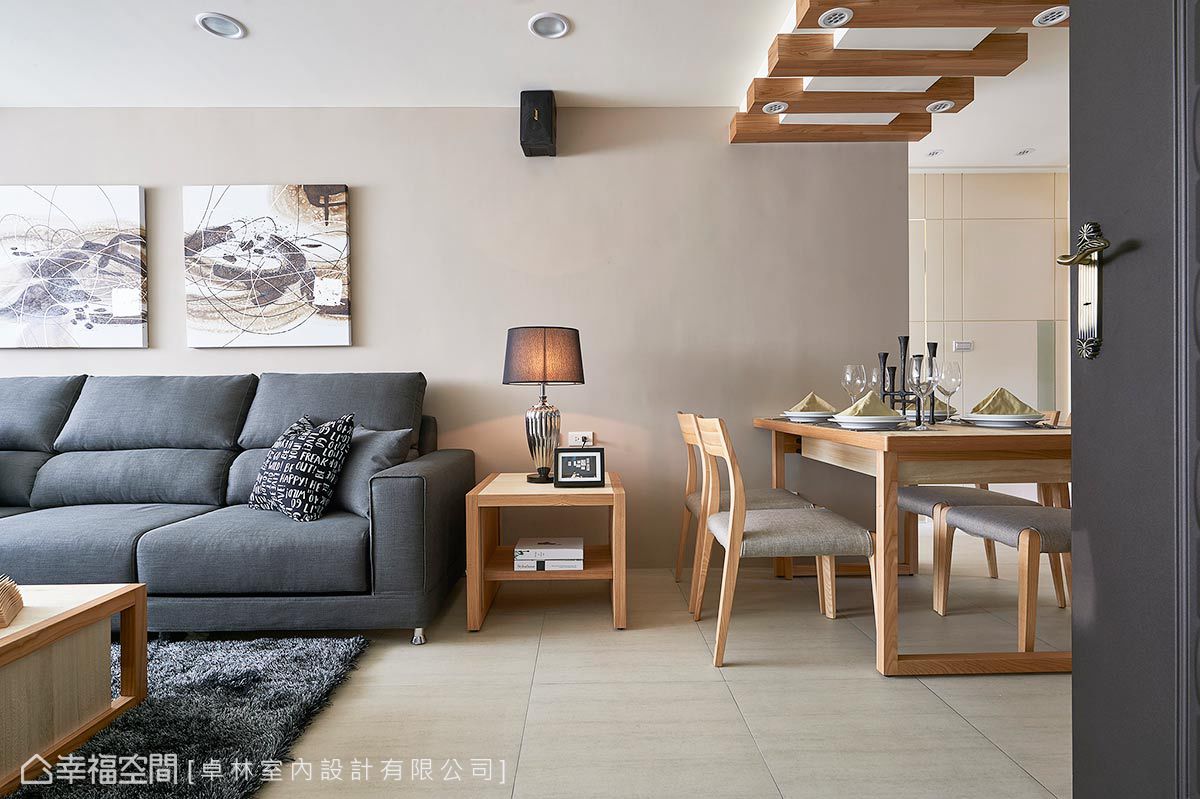 三居 现代 简约 收纳 客厅图片来自幸福空间在刚刚好的幸福老屋化身超实用美宅的分享