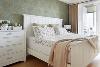 卧室印花的灰绿色背景墙给人素雅之感，低调有内涵！白色纯净的大床和床头柜给人宁静舒心之感。