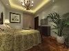 卧室均选用木质美式家具，墙面壁纸为大马士革壁纸。