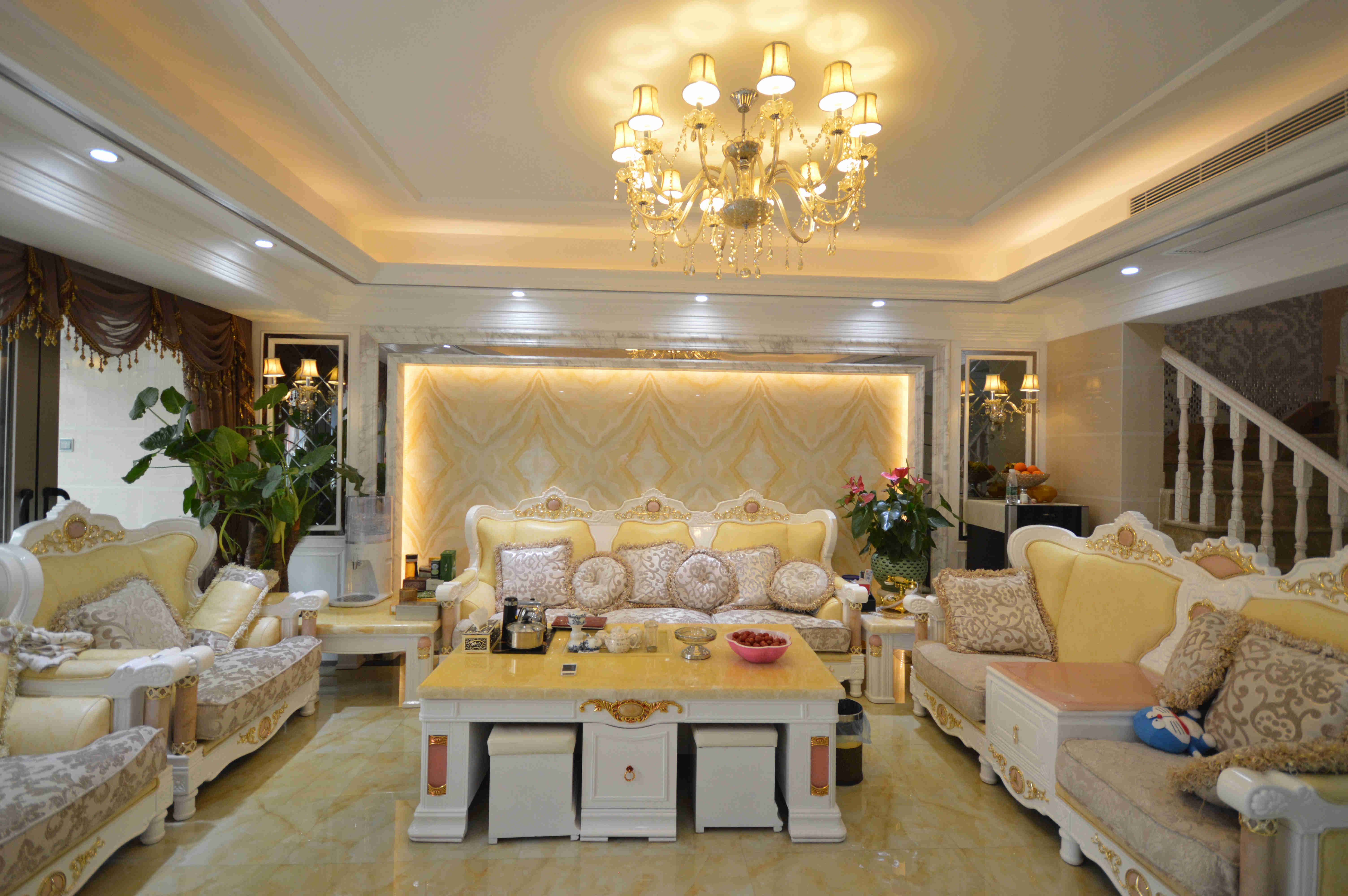 欧式 别墅 客厅图片来自深圳市尚易装饰在深业新岸线 金碧辉煌 别墅实景的分享