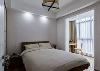卧室的风格依然以简单舒适为主，室内光线以吸顶吊灯和射灯为主，纯白的背景墙

与原木色的地板或周边软装和谐融洽。