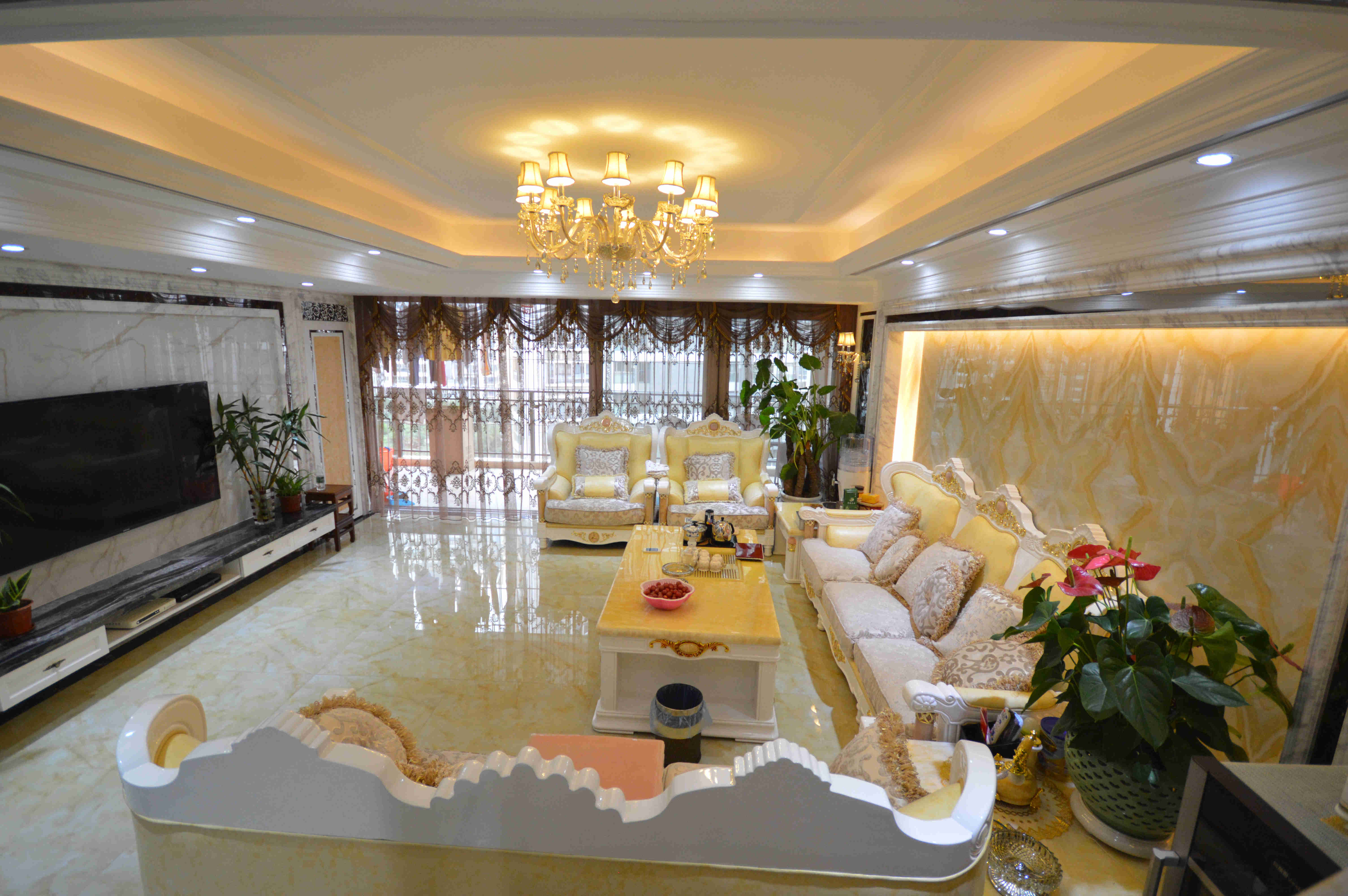 欧式 别墅 客厅图片来自深圳市尚易装饰在深业新岸线 金碧辉煌 别墅实景的分享