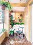 阳台选用的小吊兰碧绿可人，源于自然而高于自然，一椅一桌一阳台，组成了完美的下午茶场所。