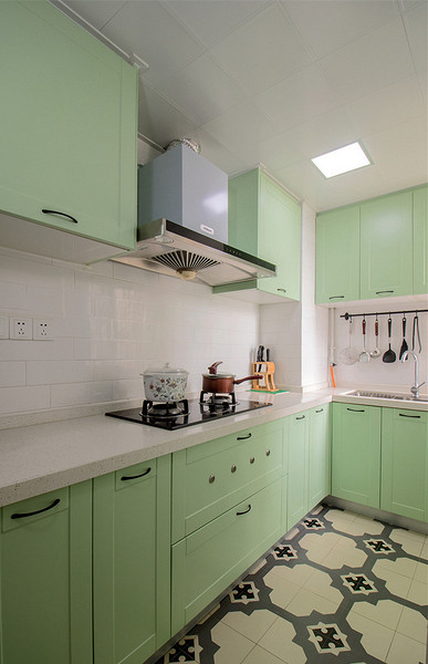 厨房图片来自家装大管家在暖色系温馨 102平现代简约3居室的分享
