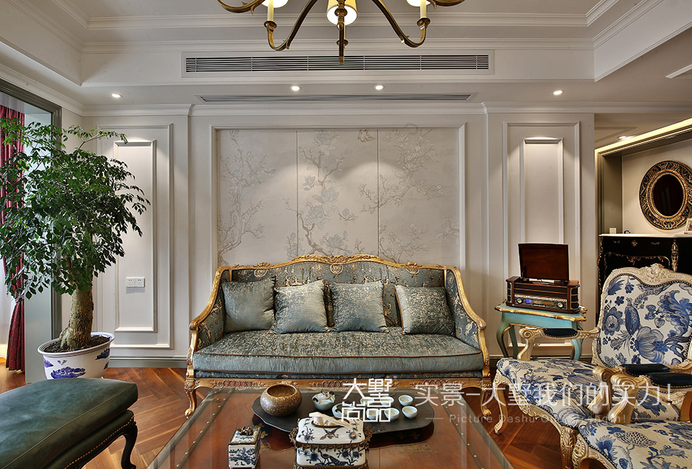 客厅图片来自大墅尚品-由伟壮设计在欧式三居·无处不在的精致生活的分享