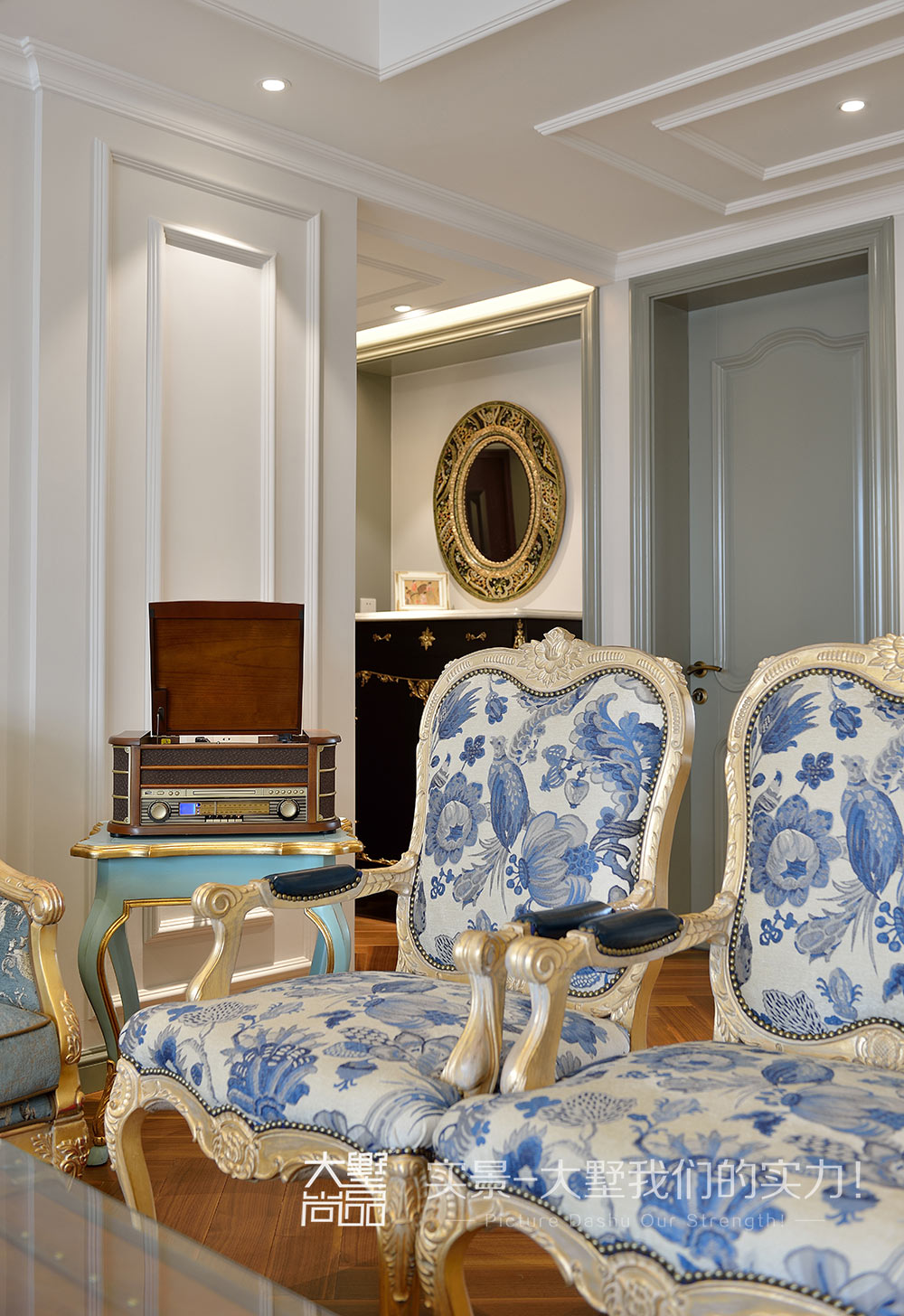 客厅图片来自大墅尚品-由伟壮设计在欧式三居·无处不在的精致生活的分享