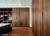 延续公领域的木质元素，地坪、柜体皆以木纹质感呈现，营造一室温暖放松氛围。