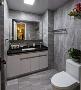 灰色调极简的卫生间，灰色墙砖地砖，跟洗手台的黑白色有了一个逐渐深入的过程，整个卫生间显得有层次。