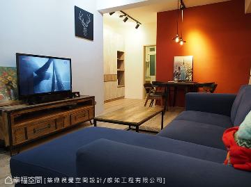 一抹橘红形塑怀旧工业风