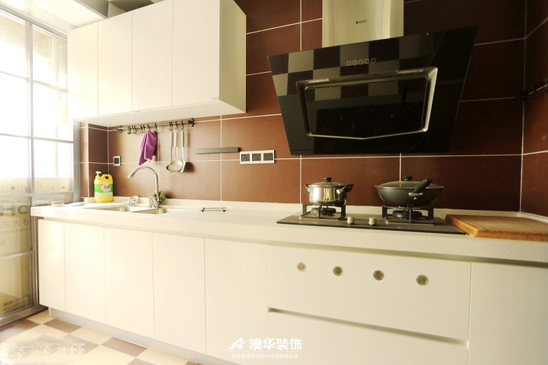 厨房图片来自澳华装饰有限公司在汉口城市广场·最in跳跃色彩家的分享
