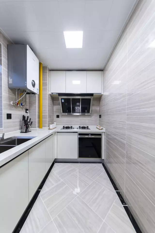 简约 三居 厨房图片来自实创装饰上海公司在130平高端大气的现代简约三居室的分享