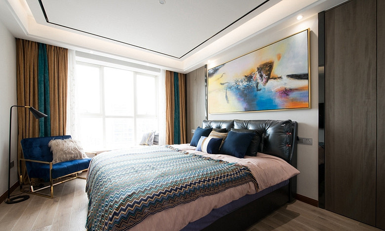 卧室图片来自家装大管家在暖暖的空间 150平现代港式3居室的分享