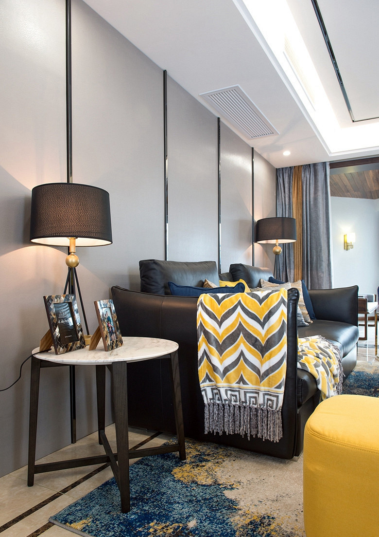 客厅图片来自家装大管家在暖暖的空间 150平现代港式3居室的分享