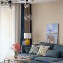 客厅采用整体米灰色系，让整个空间变得更为温馨，蓝色沙发衍生到蓝色元素的地毯和窗帘，给客厅带来清爽休闲的感觉。