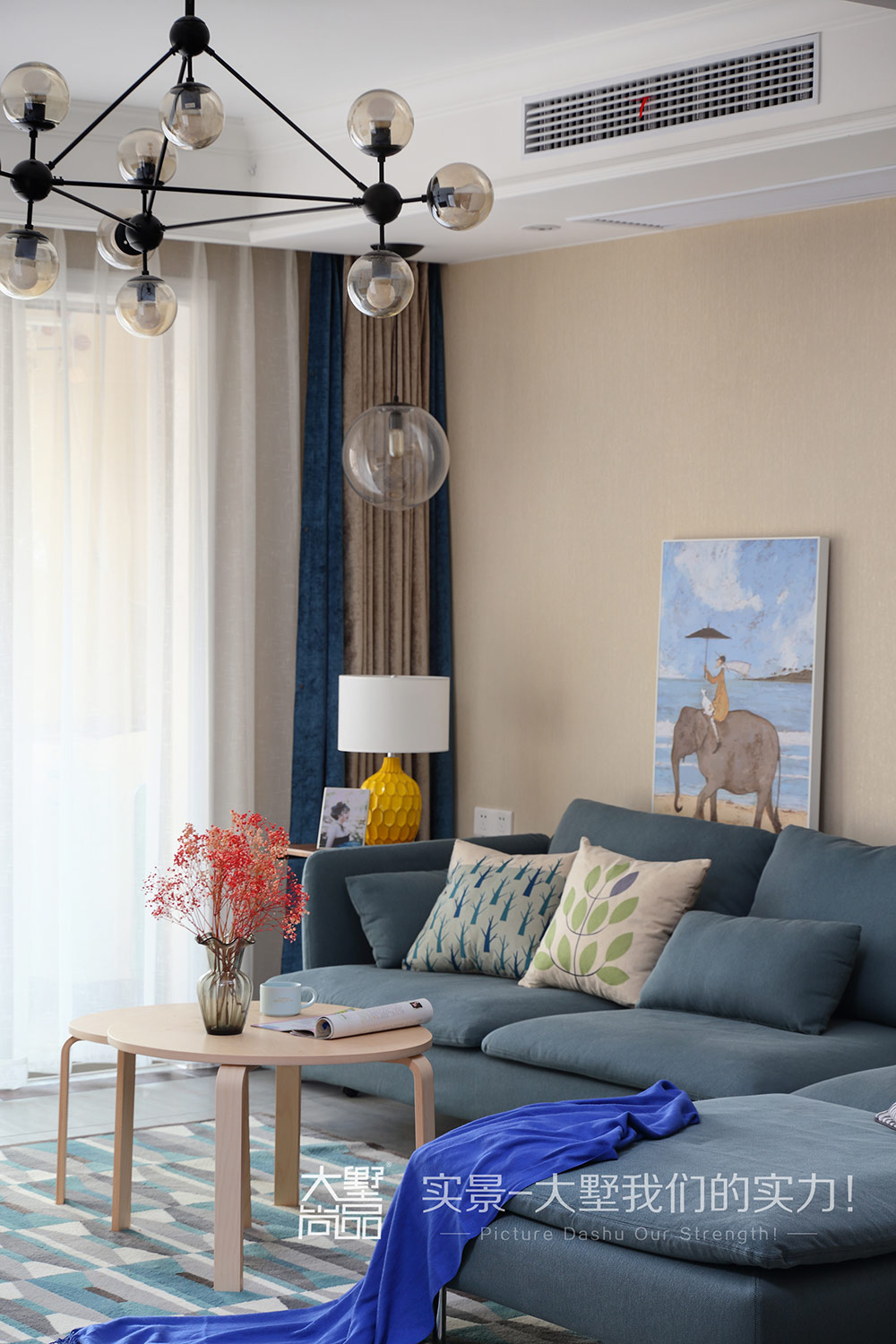 灰色系,让整个空间变得更为温馨,蓝色沙发衍生到蓝色元素的地毯和窗帘