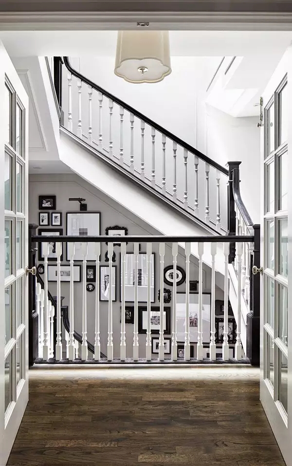 混搭 别墅 楼梯图片来自实创装饰上海公司在法式混搭典雅时尚的金色室内设计的分享