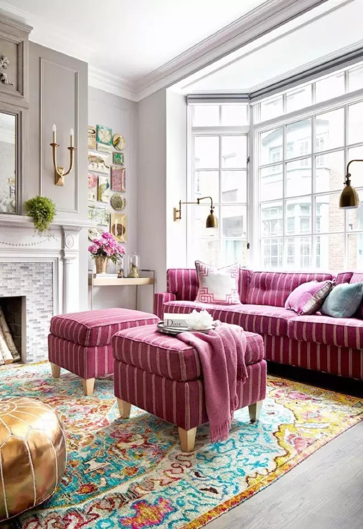 色彩艳丽的地毯搭配桃红色的沙发与金色懒人沙发,色彩的碰撞让客厅看