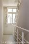 因楼梯空间较狭窄，特别采用纯白铁扶手，降低视觉的压迫感。
