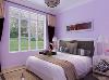 卧室吊顶圈了一圈素线，主卧室墙面淡紫色乳胶漆，地面是浅色色地板。