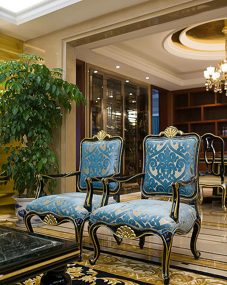 客厅图片来自家装大管家在136平尊贵欧式3居 富贵锦绣生活的分享