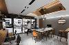 以金色镀钛板为天花板设计弧状造型，营造金属奢华感，成为办公空间的最大亮点。