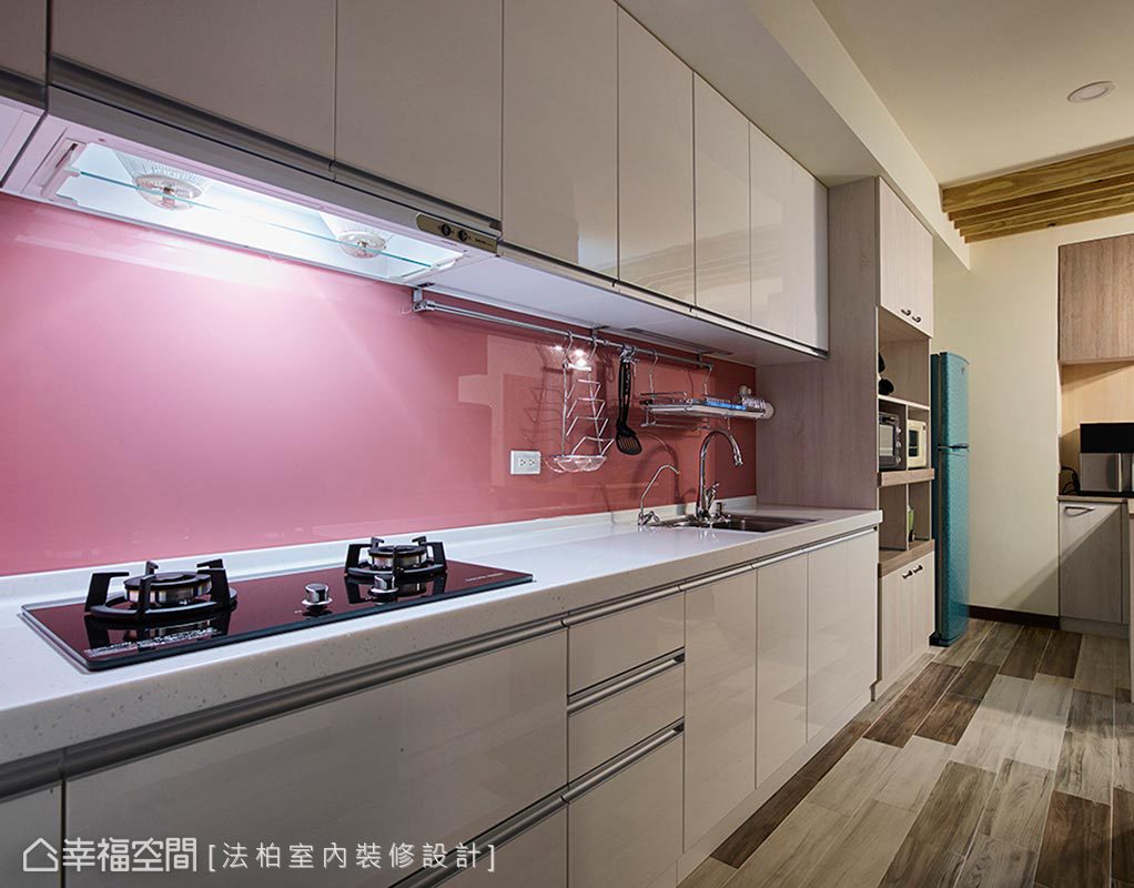 纯白柜体与粉红色烤漆玻璃壁面,打造利落干净的厨房空间