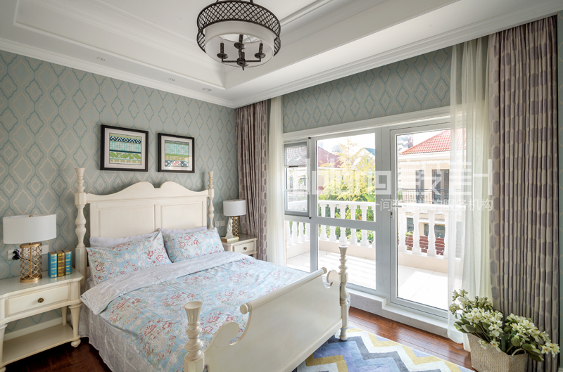 欧式 别墅 卧室图片来自DoLong董龙设计在DoLong设计实景《鸢尾乡旅》的分享