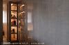 京璽国际在多功能和室内，规划一个由金属结构砌出的三面展示柜，完美呈现极致工艺与成熟技术。
