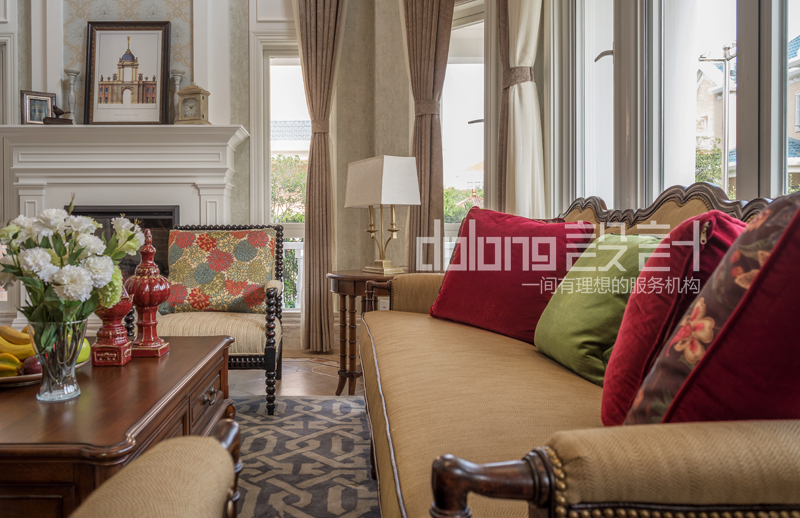欧式 别墅 客厅图片来自DoLong董龙设计在DoLong设计实景《鸢尾乡旅》的分享