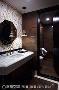使用进口壁纸、镀钛镜子及特别订制的华丽洗手台，让客人有如走入高级饭店厕所的精致体验。