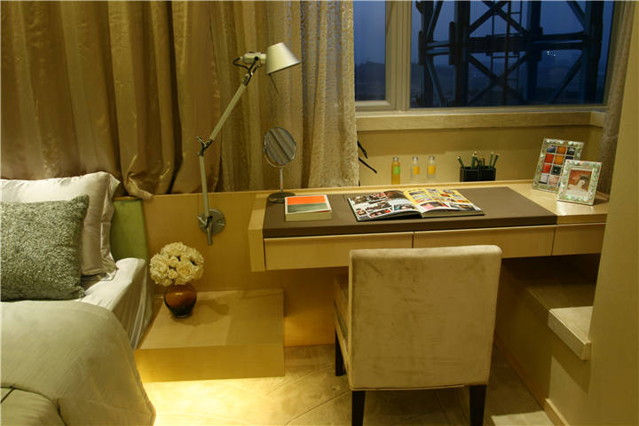 卧室图片来自广州九艺（三星）装饰设计在金域蓝湾邓生雅居的分享