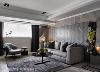 沙发背墙与左侧屏风相连，形成L型的视觉串联，让客厅与屏风相互融合，达到和谐一致又别具特色的设计美感。