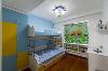 儿童房用色彩鲜艳明快的效果处理，简简单单但是充满活泼的感觉.