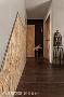 以木质板材搭配不锈钢收边，于壁面创造利落线条造型，让立面视觉更具律动感。