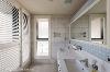 特别设计双洗手台，以满足屋主机能需求，壁面采水蓝与白色磁砖铺陈，打造清爽、明亮的卫浴空间。