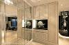 轻启门扉，设计师陈元旻用新古典的线板元素，表现在端景柜体及左侧导角斜切的镜面，形塑迎宾的第一印象。