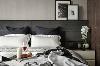 床头背板呈现出木质纹理，带来自然温润感受，结合黑白灰软件布置，围塑出舒适简约的睡眠环境。