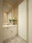 干湿分离，内外区域使用互不干扰；嵌入式浴室柜更美观整洁，墙面瓷砖拼花，配以造型镜，让卫生间干区成为家中一景。