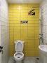 卫生间属于暗卫，相对采光较差，固整体砖色彩偏亮，为了突出设计感，在坐便器后侧墙体采用了黄色墙砖，与房屋整体色彩达成统一。
