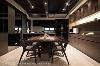 设计师陈元旻于右侧规划餐柜与置放马克杯的平台，左侧则以三种切割镜面呈现，赋予餐厨空间丰富面貌。