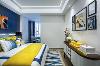 黄蓝两色在素净的空间对撞，即刻给卧室增加了活力与动感，一些精致小物使空间充满热烈的生活情趣，大面积的白墙也冲淡了绚烂带来的浮躁气，装饰画的选择也显得时尚感十足，一切刚刚好。