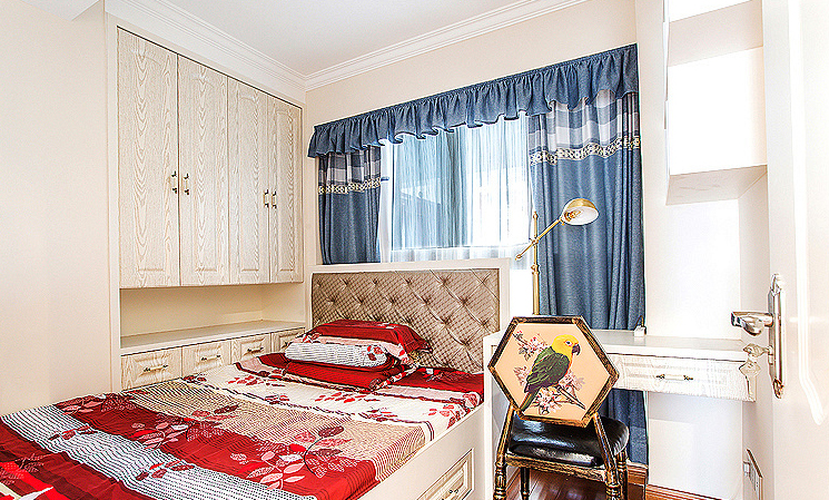 卧室图片来自家装大管家在126平美式风格3居 品味悠闲情调的分享
