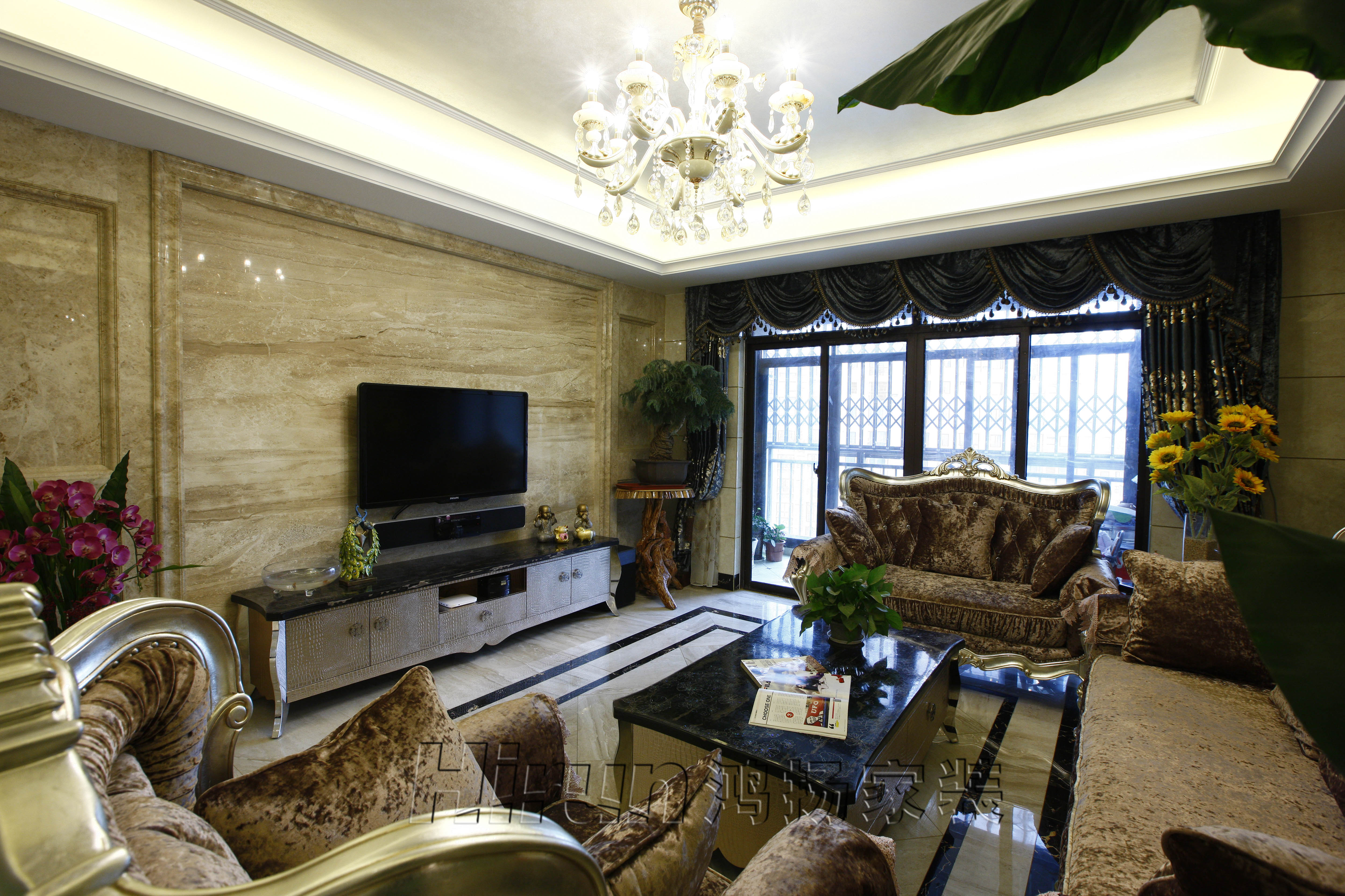 欧式 奢华 高档 大气 别墅 白领 客厅图片来自鸿扬家装武汉分公司在鼎盛华城之新装饰主义的分享