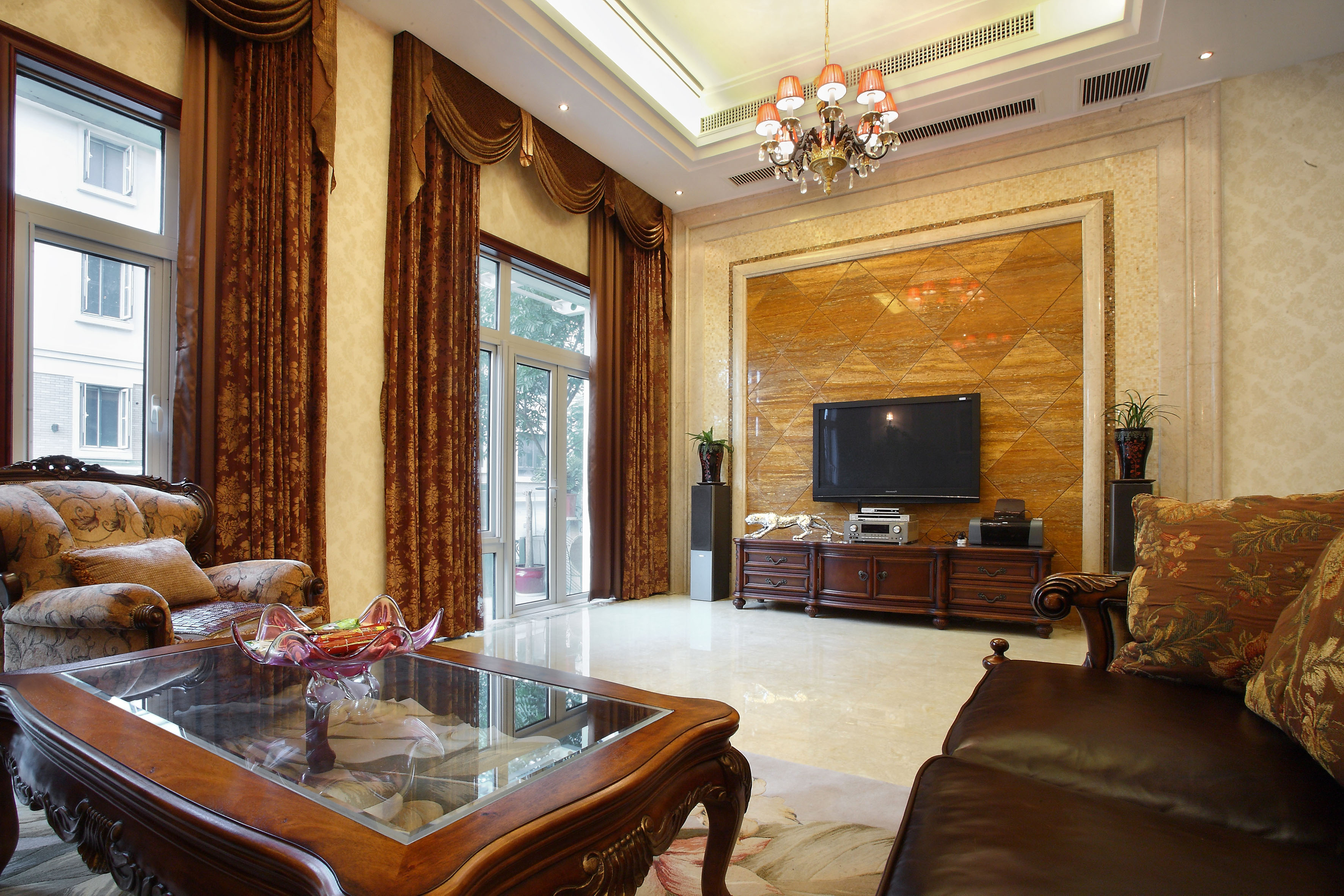 欧式 别墅 收纳 白领 客厅图片来自紫禁尚品国际装饰公司在龙湖好望山欧式设计的分享