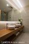 设计师周建志重新规划卫浴隔间，满足屋主期望的双脸盆，以及干湿分离的设计。