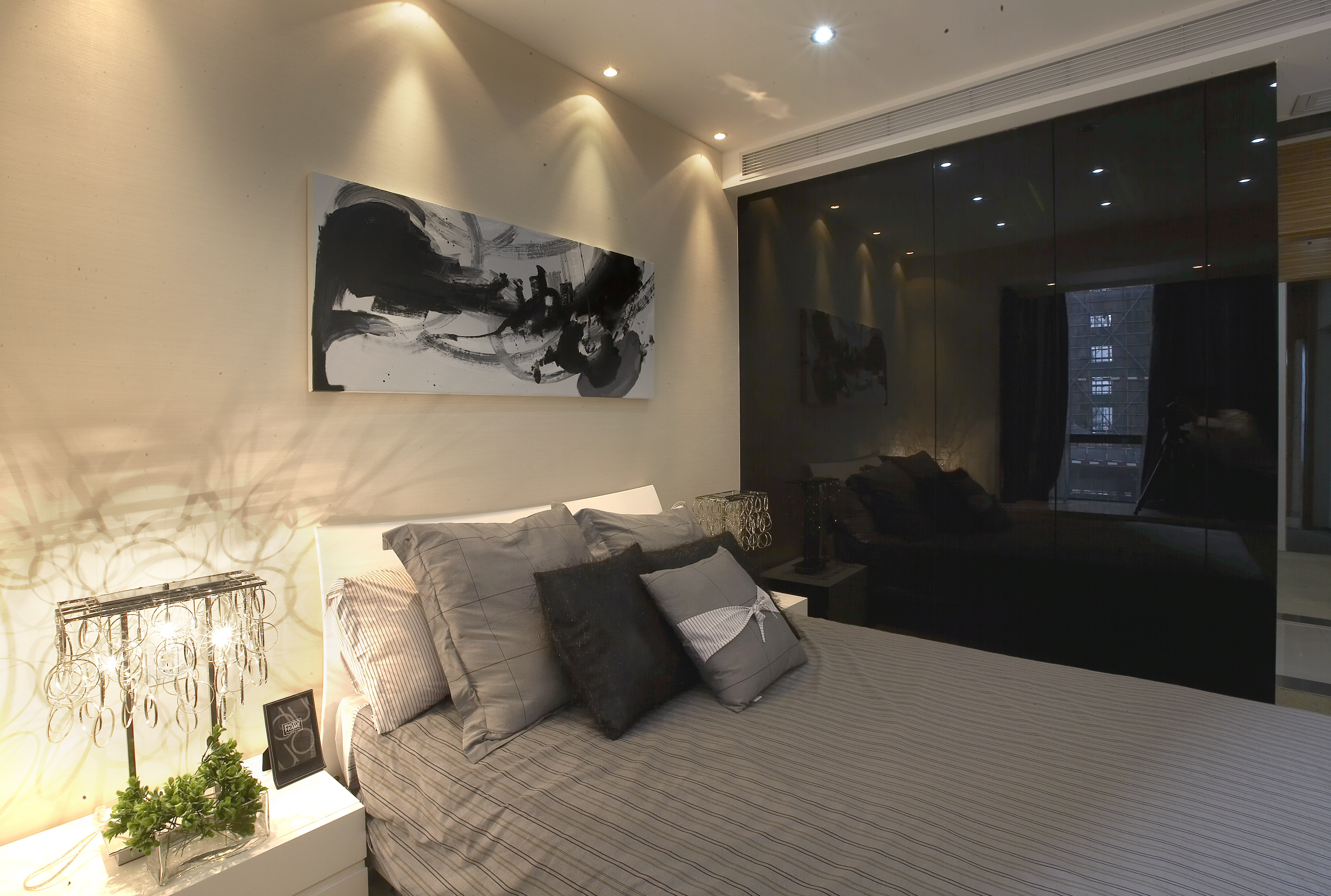 欧式 简约 三居 旧房改造 卧室图片来自紫禁尚品国际装饰公司在凯旋城后现代简约设计的分享