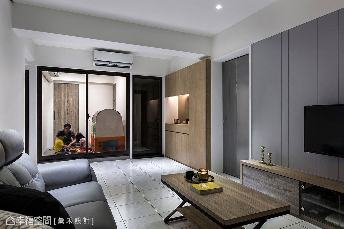 二居 现代 客厅图片来自幸福空间在空间极限利用 66平小宅变身术的分享
