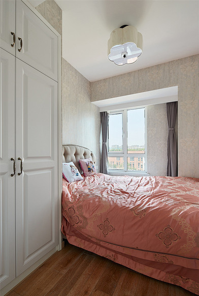 卧室图片来自家装大管家在120平美式清新3居 迷人的情调的分享