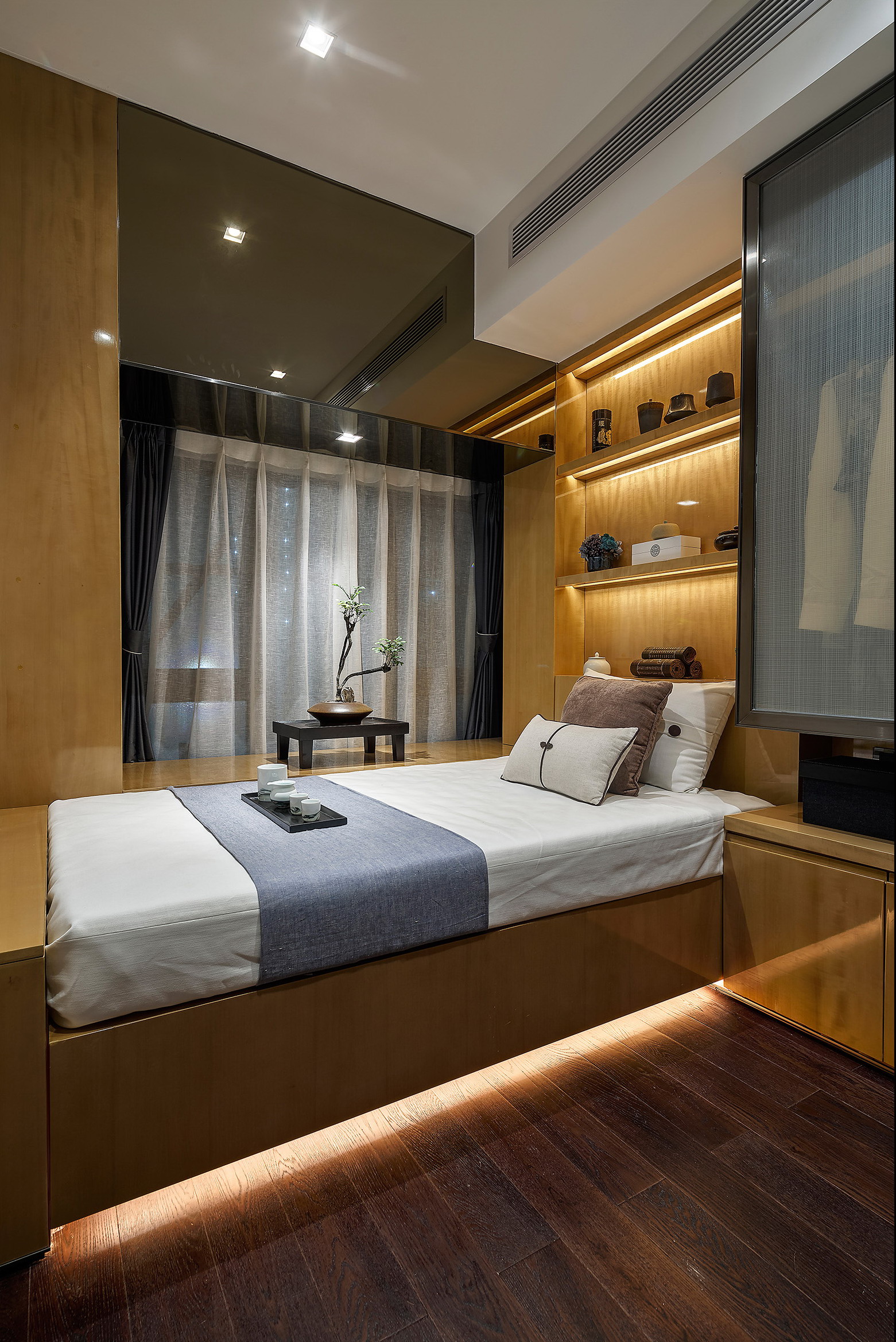 现代中式   洪德成设计  卧室图片来自DHA香港洪德成设计有限公司在洪德成设计-深圳前海东岸样板房5的分享